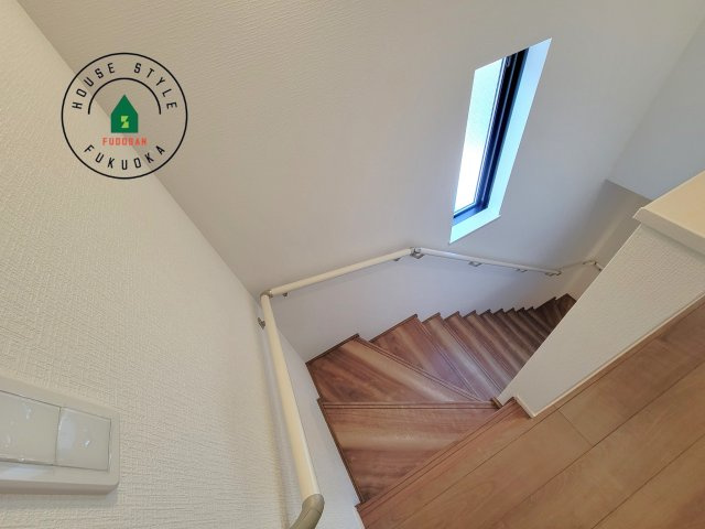 糸島市板持2丁目第1-2棟（A号棟）の内観：施工例|＜手すり付階段＞手すりがないと階段の昇り降りで危険なことはもちろん、壁に手をつきながら歩くことで壁紙が汚れやすくなります。すべての方に快適に昇り降りしていただくため、手すりを設置しました。