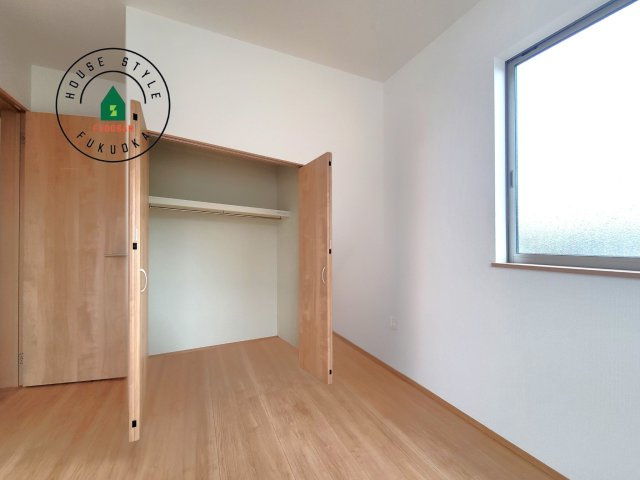 糸島市板持2丁目第1-2棟（A号棟）の内観：施工例|洋服や大きな荷物が多い方や人数の多いご家族などは、一般的なクローゼットよりもウォークインクローゼットのほうが使い勝手が良いです。