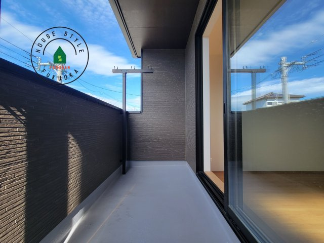 糸島市板持2丁目第1-2棟（A号棟）の外観：施工例|風をしっかりと感じられるバルコニーでは、毎日が洗濯日和です。広々としているので洗濯も楽しくなるでしょうし、気分転換にバルコニーからの眺めを楽しむのもいいでしょう。