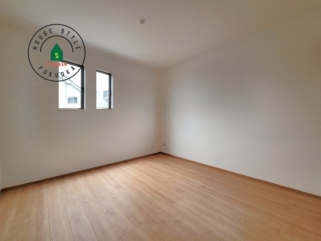 糸島市板持2丁目第1-2棟（A号棟）の内観：施工例|柔らかい陽光が差し込む明るいお部屋を演出する設計。彩光の取れる窓が気持ちの良いお部屋を創り上げます。