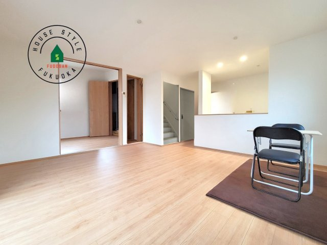 糸島市板持2丁目第1-2棟（A号棟）の内観：施工例|キッチンからリビングをしっかり確認できます。家族の笑顔があふれる空間になりそうですね。同社