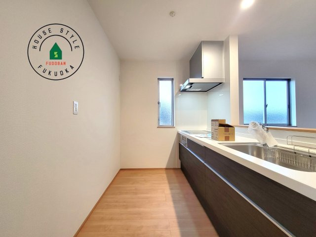 糸島市板持2丁目第1-2棟（A号棟）の内観：施工例|ご家族を近くに感じられる対面キッチンのLDK。会話もはずみそうですね。