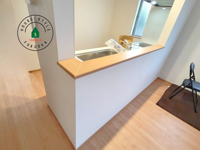 糸島市板持2丁目第1-2棟（A号棟）の内観：施工例|ダイニングテーブルへの配膳がラクラク、お料理はかどるカウンター付きシステムキッチン！