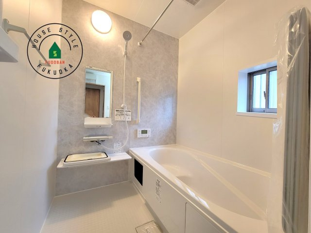 糸島市板持2丁目第1-2棟（B号棟）の内観：施工例|1日の疲れを癒してくれる広々バスルーム。雨の日のお洗濯にも大活躍な浴室乾燥機付です！