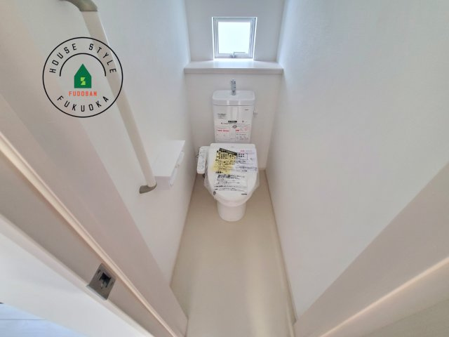 糸島市板持2丁目第1-2棟（B号棟）の内観：施工例|温水洗浄便座を完備しております。2ヶ所にトイレがあるのは朝の慌ただしい時間も安心です。