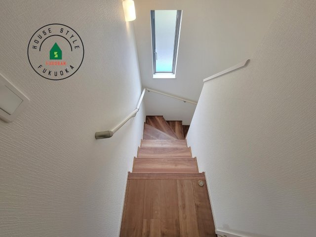 糸島市板持2丁目第1-2棟（B号棟）の内観：施工例|＜手すり付階段＞手すりがないと階段の昇り降りで危険なことはもちろん、壁に手をつきながら歩くことで壁紙が汚れやすくなります。すべての方に快適に昇り降りしていただくため、手すりを設置しました。