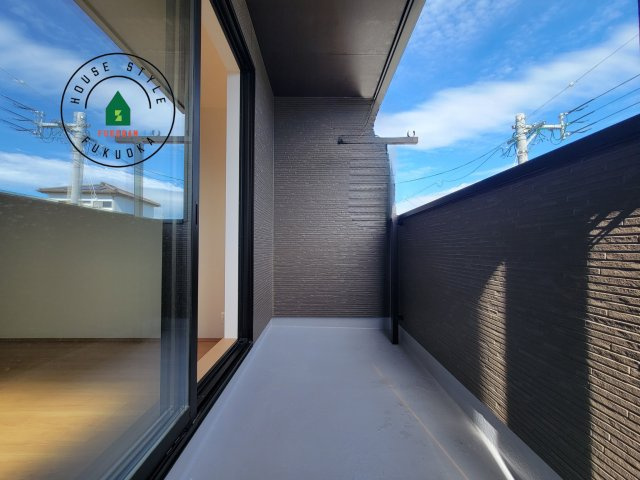 糸島市板持2丁目第1-2棟（B号棟）の外観：施工例|風をしっかりと感じられるバルコニーでは、毎日が洗濯日和です。広々としているので洗濯も楽しくなるでしょうし、気分転換にバルコニーからの眺めを楽しむのもいいでしょう。