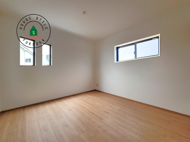 糸島市板持2丁目第1-2棟（B号棟）の内観：施工例|柔らかい陽光が差し込む明るいお部屋を演出する設計。彩光の取れる窓が気持ちの良いお部屋を創り上げます。