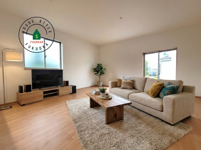 糸島市板持2丁目第1-2棟（B号棟）の内観：施工例|明るく開放的なリビングダイニングは豊かな陽光が注ぎ込み、やすらぎの空間を演出してくれます。ご家族で楽しいひとときをお過ごし下さい。※家具はCGを合成したものです。