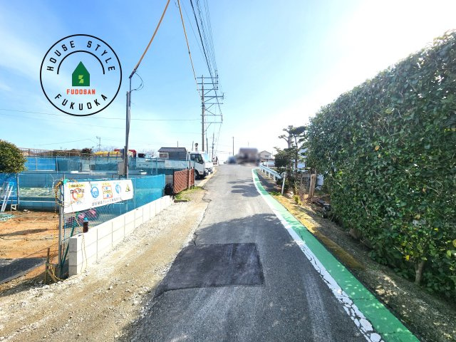 糸島市板持2丁目第1-2棟（B号棟）の前面道路含む現地写真|前面道路は閑静な住宅地をはしる車通りの少ない道路。お車の出し入れが苦手なママや小さなお子様にも安心ですね。しっかり舗装もされているので、ベビーカーや自転車で通っても快適に通行できます。