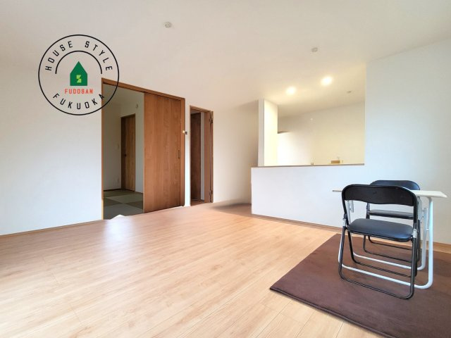 糸島市板持2丁目第1-2棟（B号棟）の内観：施工例|キッチンからリビングをしっかり確認できます。家族の笑顔があふれる空間になりそうですね。同社