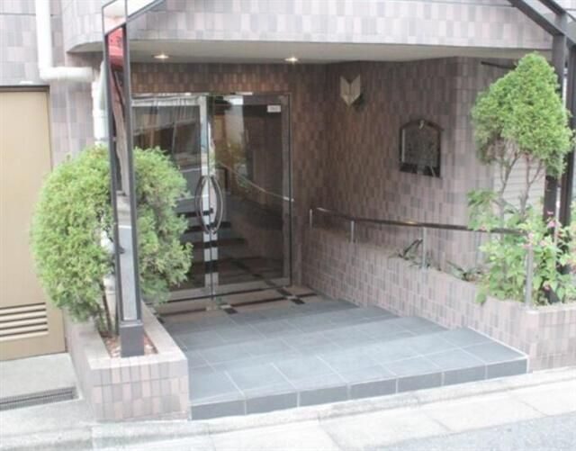 菱和パレス池袋本町のエントランス