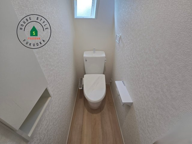 那珂川市今光8丁目第2-3棟（2号棟）の内観：施工例|トイレ・ウォシュレット付。快適で衛生的な洗浄機能付温水シャワートイレです。収納や手すりもついてます。