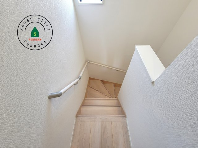 那珂川市今光8丁目第2-3棟（2号棟）の内観：施工例|＜手すり付階段＞手すりがないと階段の昇り降りで危険なことはもちろん、壁に手をつきながら歩くことで壁紙が汚れやすくなります。すべての方に快適に昇り降りしていただくため、手すりを設置しました。