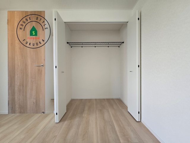 那珂川市今光8丁目第2-3棟（2号棟）の内観：施工例|【WIC（ウォークインクローゼット）】 たくさんの洋服をかけてもシワになりにくいウォークインクローゼット。洋服以外にも、普段使わない家電やスーツケース、ストック品など何でも片付く嬉しい空間です。