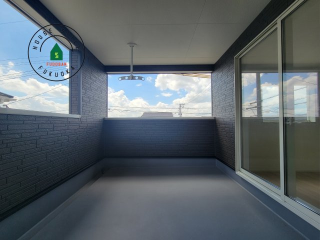 那珂川市今光8丁目第2-3棟（2号棟）の外観：施工例|バルコニーに自分のこだわりをもたせる。120％自由自在のバルコニー。もちろんお洗濯物を干す、ゴミを一時保管するなどもおまかせください。バルコニーを多目的スペースとして考えてみましょう。