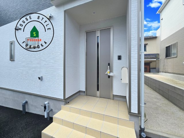 那珂川市今光8丁目第2-3棟（2号棟）の外観：施工例|地盤調査済 / 玄関へ向かうまでのアプローチに漂う上質が期待感をもたせます。玄関は建物の顔。落着きを醸し出した自己主張が心に訴えてきます。