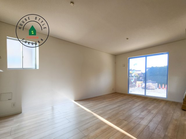 那珂川市今光8丁目第2-3棟（2号棟）の内観：施工例|キッチンからリビングをしっかり確認できます。家族の笑顔があふれる空間になりそうですね。※家具はCGを合成したものです。