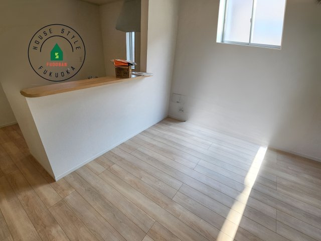 那珂川市今光8丁目第2-3棟（2号棟）の内観：施工例|カウンターキッチンなら、リビングで遊ぶ子供の様子を見ながら料理ができるので安心です。料理を運んでもらったり、子供にお手伝いしてもらいやすいのもいいですね。