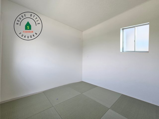 那珂川市今光8丁目第2-3棟（2号棟）の内観：施工例|和室を上手に活用すると暮らし方の幅が広がります。例えば普段は開け放して、子供の小さいうちはお昼寝や遊びのスペースに。畳はソフトなので転んでもケガをしにくく安心です