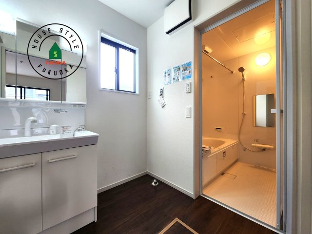 福岡市東区三苫2丁目第7-2棟(3号棟)の脱衣所|ゆとりの洗面スペースで朝の身支度もスムーズに。暮らしを快適に変えるシャワー付洗面台です！