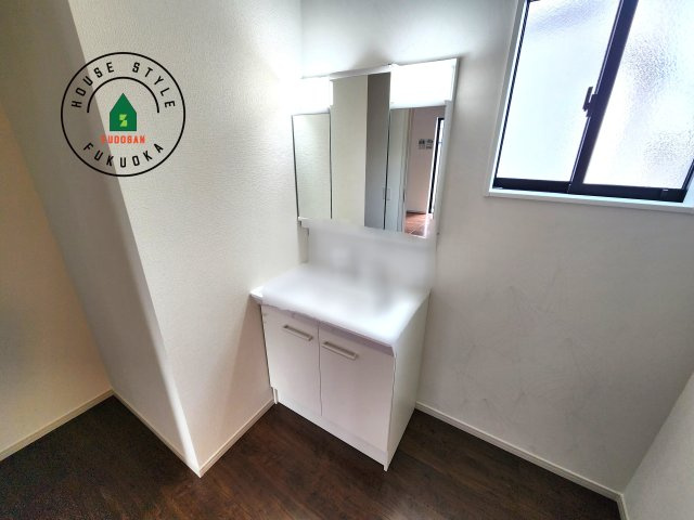 福岡市東区三苫2丁目第7-2棟(3号棟)の独立洗面台|毎日使うものだから清潔な空間を保ちたい水回り。洗面にはそんな願いを解消させてくれる収納アイデアが満載です。三面鏡の裏側にはキャビネットが現れ小物から背の高い物まで収納できます。