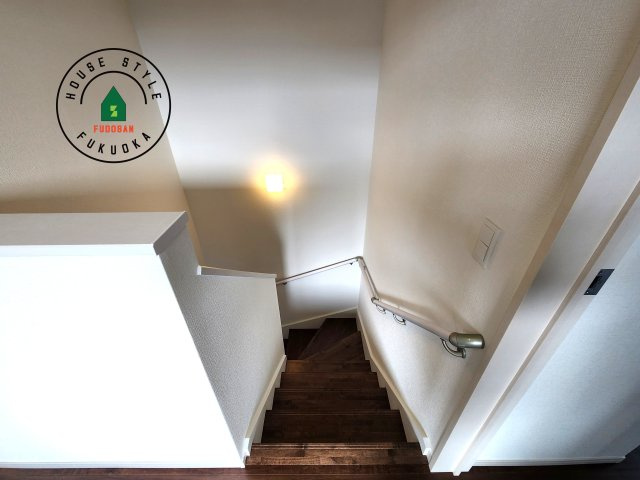 福岡市東区三苫2丁目第7-2棟(3号棟)の内装|階段からも明るい光が入ります。採光や通風も階段の重要な役割です。