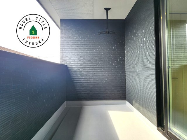 福岡市東区三苫2丁目第7-2棟(3号棟)のバルコニー|風をしっかりと感じられるバルコニーでは、毎日が洗濯日和です。広々としているので洗濯も楽しくなるでしょうし、気分転換にバルコニーからの眺めを楽しむのもいいでしょう。