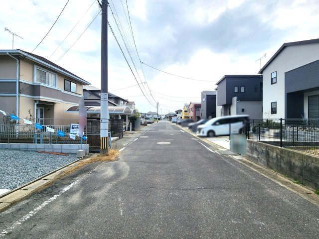 福岡市東区三苫2丁目第7-2棟(3号棟)の前面道路含む現地写真|前面道路は閑静な住宅地をはしる車通りの少ない道路。お車の出し入れが苦手なママや小さなお子様にも安心ですね。しっかり舗装もされているので、ベビーカーや自転車で通っても快適に通行できます。