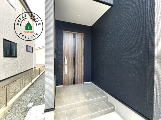 福岡市東区三苫2丁目第7-2棟(3号棟)の玄関|おでかけの時も帰った時も、「我が家」を最初に感じでもらえる素敵な空間に。