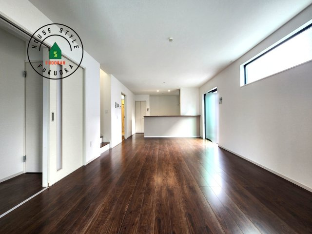 福岡市東区三苫2丁目第7-2棟(3号棟)の居間・リビング|ご家族を近くに感じられる対面キッチンのLDK。会話もはずみそうですね。