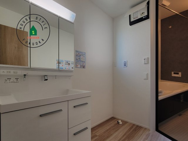 春日市弥生2丁目第1-2棟(4号棟)の内観：施工例|ゆとりの洗面スペースで朝の身支度もスムーズに。暮らしを快適に変えるシャワー付洗面台です！