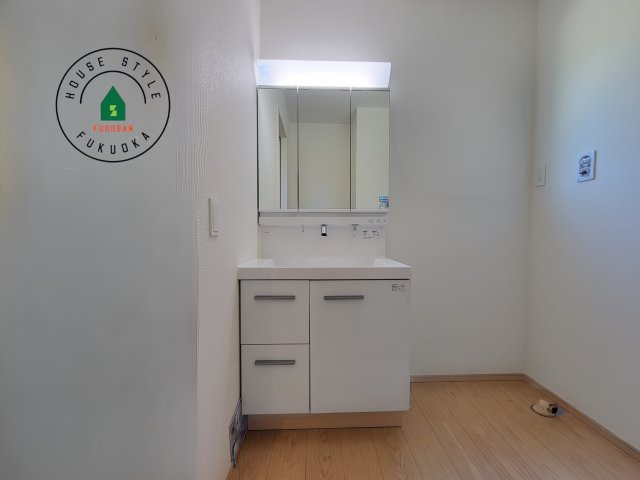 春日市弥生2丁目第1-2棟(4号棟)の内観：施工例|毎日使うものだから清潔な空間を保ちたい水回り。洗面にはそんな願いを解消させてくれる収納アイデアが満載です。三面鏡の裏側にはキャビネットが現れ小物から背の高い物まで収納できます。