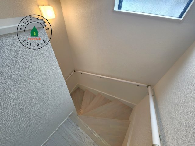 春日市弥生2丁目第1-2棟(4号棟)の内観：施工例|階段からも明るい光が入ります。採光や通風も階段の重要な役割です。