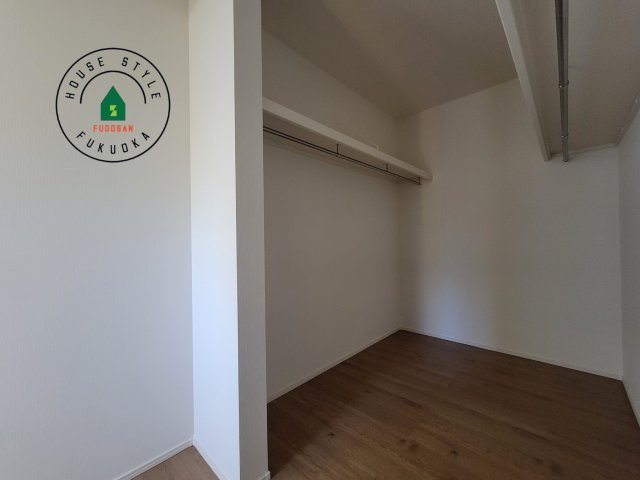 春日市弥生2丁目第1-2棟(4号棟)の内観：施工例|洋服や大きな荷物が多い方や人数の多いご家族などは、一般的なクローゼットよりもウォークインクローゼットのほうが使い勝手が良いです。