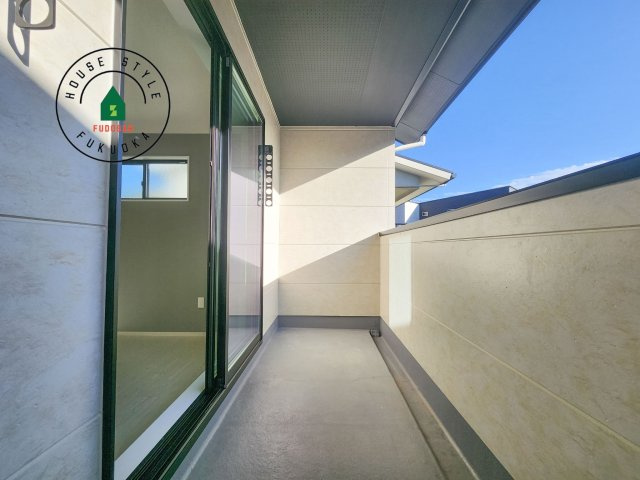 春日市弥生2丁目第1-2棟(4号棟)の外観：施工例|風をしっかりと感じられるバルコニーでは、毎日が洗濯日和です。広々としているので洗濯も楽しくなるでしょうし、気分転換にバルコニーからの眺めを楽しむのもいいでしょう。