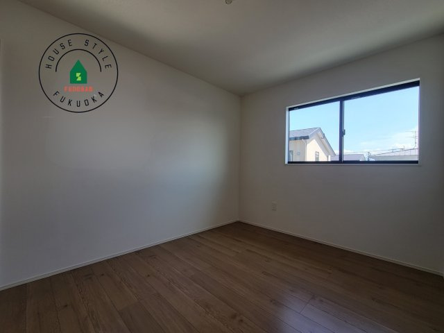 春日市弥生2丁目第1-2棟(4号棟)の内観：施工例|落ち着いた色調の洋室です。