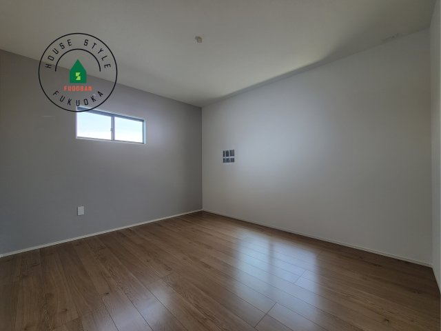 春日市弥生2丁目第1-2棟(4号棟)の内観：施工例|柔らかい陽光が差し込む明るいお部屋を演出する設計。彩光の取れる窓が気持ちの良いお部屋を創り上げます。