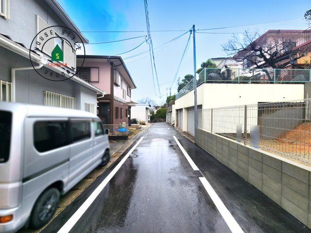 春日市弥生2丁目第1-2棟(4号棟)の前面道路含む現地写真|前面道路は閑静な住宅地をはしる車通りの少ない道路。お車の出し入れが苦手なママや小さなお子様にも安心ですね。しっかり舗装もされているので、ベビーカーや自転車で通っても快適に通行できます。