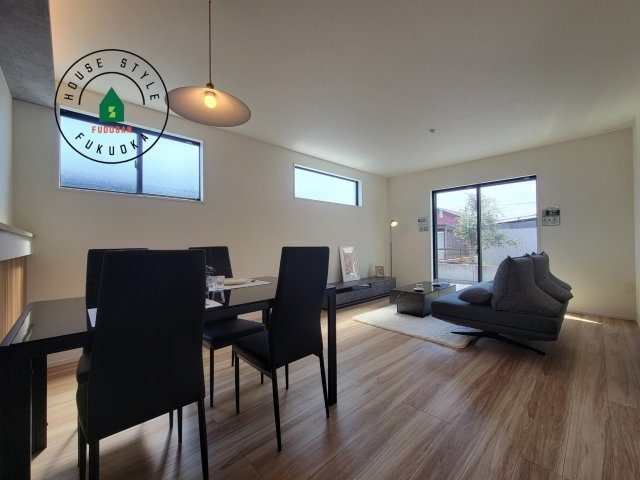 春日市弥生2丁目第1-2棟(4号棟)の内観：施工例|ご家族を近くに感じられる対面キッチンのLDK。会話もはずみそうですね。