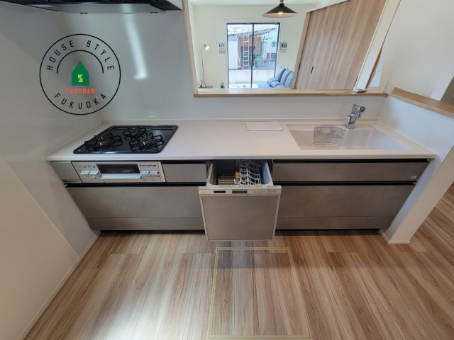 春日市弥生2丁目第1-2棟(4号棟)の内観：施工例|キッチン。グリル・食器洗い乾燥機・浄水器も完備。