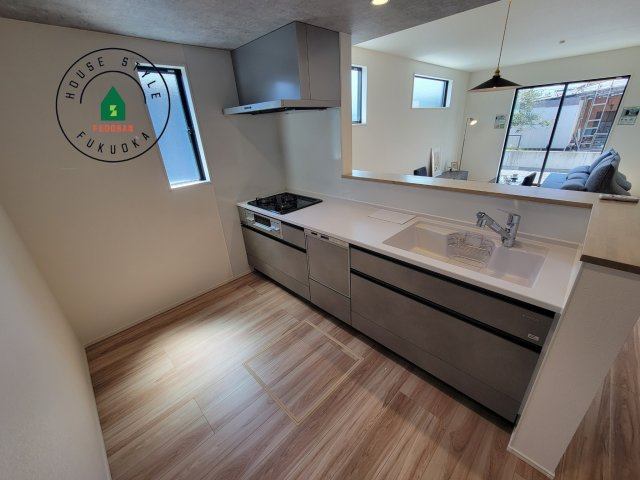 春日市弥生2丁目第1-2棟(4号棟)の内観：施工例|ダイニングテーブルへの配膳がラクラク、お料理はかどるカウンター付きシステムキッチン！