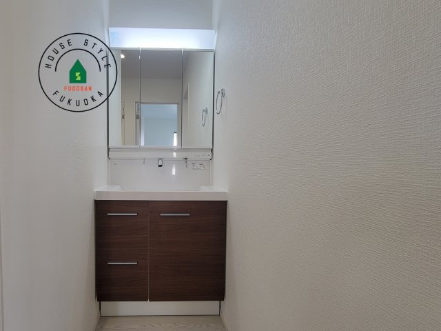 太宰府市青山1丁目第2-1棟(1号棟)の内観：施工例|毎日使うものだから清潔な空間を保ちたい水回り。洗面にはそんな願いを解消させてくれる収納アイデアが満載です。三面鏡の裏側にはキャビネットが現れ小物から背の高い物まで収納できます。