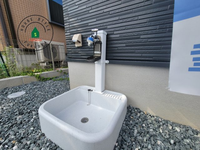 太宰府市青山1丁目第2-1棟(1号棟)の外観：施工例|風をしっかりと感じられるバルコニーでは、毎日が洗濯日和です。広々としているので洗濯も楽しくなるでしょうし、気分転換にバルコニーからの眺めを楽しむのもいいでしょう。