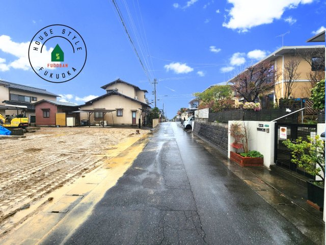 太宰府市青山1丁目第2-1棟(1号棟)の前面道路含む現地写真|前面道路は閑静な住宅地をはしる車通りの少ない道路。お車の出し入れが苦手なママや小さなお子様にも安心ですね。しっかり舗装もされているので、ベビーカーや自転車で通っても快適に通行できます。
