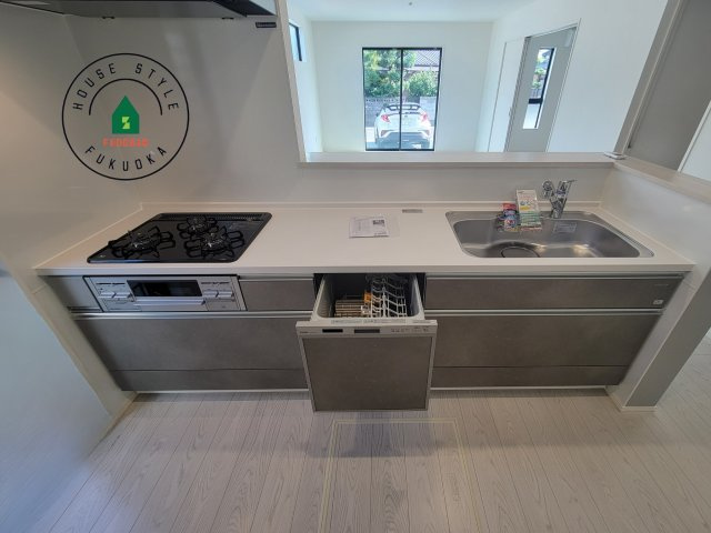 太宰府市青山1丁目第2-1棟(1号棟)の内観：施工例|ダイニングテーブルへの配膳がラクラク、お料理はかどるカウンター付きシステムキッチン！