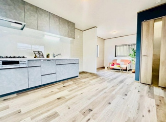 【居間・リビング】 | 尼崎市大庄北１丁目　中古戸建 | 2026年1月内外装リフォーム済の綺麗な住まい。10ｍ先に駐車場1区画有り（無料）