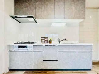 【キッチン】 | 尼崎市大庄北１丁目　中古戸建 | 食洗機は手洗いよりも時間の節約ができるので、子育てや家事で忙しい家庭の見方です