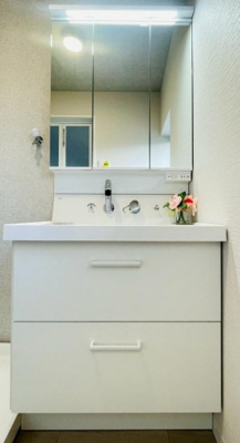 【独立洗面台】 | 尼崎市大庄北１丁目　中古戸建 | スライド式の足元収納は、ストック用品を収納するのに便利