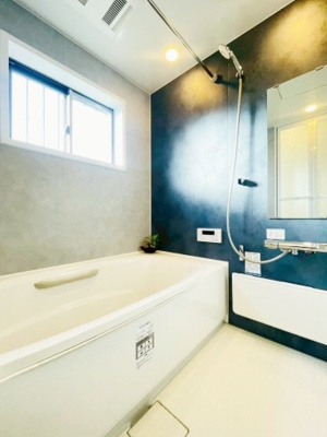 【浴室】 | 尼崎市大庄北１丁目　中古戸建 | 光が差し込む明るいバスルーム。換気ができ、カビ対策にもなりますね